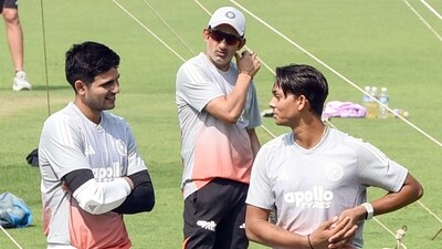 Indian skipper Shubman Gill with teammate Yashasvi Jaiswal during the practice session at Eden Gardens in Kolkata (Sudipta Banerjee)
