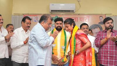 Anmol Mhatre; his wife Ashwini; former corporators Mahesh Patil, Sunit Patil and Sayli Vichare; and several office-bearers and workers from Kalyan-Dombivali, joined the BJP in the presence of state BJP chief Ravindra Chavan on Tuesday Anmol Mhatre; his wife Ashwini; former corporators Mahesh Patil, Sunit Patil and Sayli Vichare; and several office-bearers and workers from Kalyan-Dombivali, joined the BJP in the presence of state BJP chief Ravindra Chavan on Tuesday