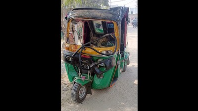 Ashraf Ali, one of the injured, said the auto was speeding at about 50-60kmph. (Sakib Ali/HT Photo)