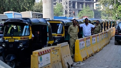 Auto Rickshaw and Taxi drivers were in long queues at CNG filling station at Wadala in Mumbai. (Anshuman Poyrekar/Hindustan Times)