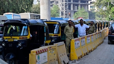 Autorickshaw and taxi drivers stood in long queues for refueling in Mumbai after CNG supply was hit. (Anshuman Poyrekar/HT Photo)