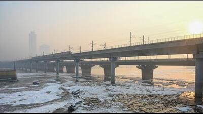 DSS shows stubble contribution down to 5.43%; IMD notes wind speeds below 10 km/hr and colder nights sustaining pollution despite easing farm-fire transport. (Sunil Ghosh/HT) DSS shows stubble contribution down to 5.43%; IMD notes wind speeds below 10 km/hr and colder nights sustaining pollution despite easing farm-fire transport. (Sunil Ghosh/HT)