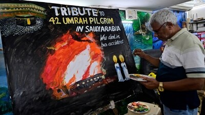 Artist of Gurukul Art of School draws painting as a tribute to 42 people died at Saudi Arabia accident, at Lalbaug in Mumbai. (Anshuman Poyrekar/HT Photo)