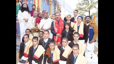 Himachal chief minister Sukhvinder Singh Sukhu with Sri Sri Ravi Shankar on Tuesday. (Source:X)
