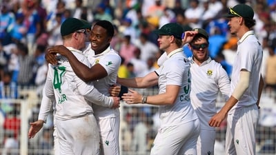South Africa players celebrate the win on 3rd day of India-SA First Test match at Eden Gardens in Kolkata, India, on Sunday (Hindustan Times) South Africa players celebrate the win on 3rd day of India-SA First Test match at Eden Gardens in Kolkata, India, on Sunday (Hindustan Times)