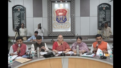 Mayor Sushma Kharkwal and municipal commissioner Gaurav Kumar participated in the executive committee meeting at the Lucknow Municipal Corporation on Tuesday. (Deepak Gupta/ HT Photo)