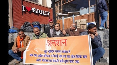 Members of Devbhumi Sangharsh Samiti during a hunger strike outside Sanjaulu Police chowki, in Shimla on Tuesday. (Deepak Sansta/HT) Members of Devbhumi Sangharsh Samiti during a hunger strike outside Sanjaulu Police chowki, in Shimla on Tuesday. (Deepak Sansta/HT)