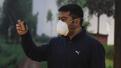 Specialists recommend N95 masks and HEPA purifiers instead, noting wearable devices fail in moving, outdoor air. (HT Archive) Specialists recommend N95 masks and HEPA purifiers instead, noting wearable devices fail in moving, outdoor air. (HT Archive)