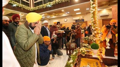 Punjab chief minister Bhagwant Mann and AAP national convener Arvind Kejriwal paying obeisance at Gurudwara Chevin Patshahi in Srinagar on Tuesday. (HT Photo) Punjab chief minister Bhagwant Mann and AAP national convener Arvind Kejriwal paying obeisance at Gurudwara Chevin Patshahi in Srinagar on Tuesday. (HT Photo)