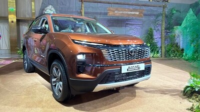 The Safari is currently the flagship vehicle that the brand sells in the Indian market. Tata Motors is preparing to launch the Safari now with a petrol engine. Till now, the SUV has been offered only with a diesel engine. Once the petrol engine is launched, the starting price will fall, making the Safari accessible to more customers. The Safari with a petrol engine will debut on December 9th. The Safari is currently the flagship vehicle that the brand sells in the Indian market. Tata Motors is preparing to launch the Safari now with a petrol engine. Till now, the SUV has been offered only with a diesel engine. Once the petrol engine is launched, the starting price will fall, making the Safari accessible to more customers. The Safari with a petrol engine will debut on December 9th.
