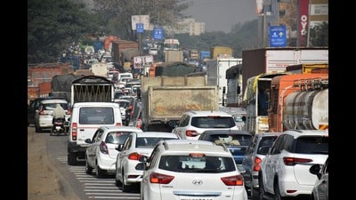 Thousands of commuters travelling between Mumbai and Satara use the Navale bridge every day. (HT)