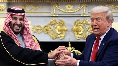 Donald Trump and Saudi Crown Prince and Prime Minister Mohammed bin Salman hold hands during a meeting in the Oval Office at the White House in Washington, D.C., U.S., November 18, 2025 (REUTERS)