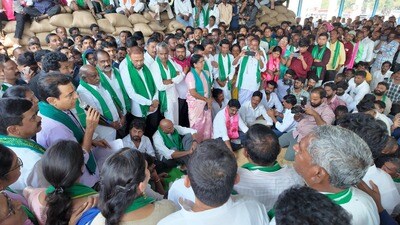రైతులతో కేటీఆర్ (X) రైతులతో కేటీఆర్ (X)