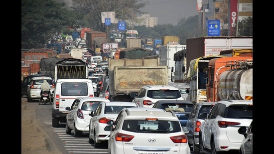 Thousands of commuters travelling between Mumbai and Satara use the Navale bridge every day. (HT)