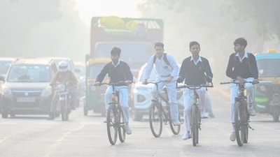 Students going to school in a smoggy and cold morning amid rising levels of air pollution. ((Photo by Sunil Ghosh / Hindustan Times))