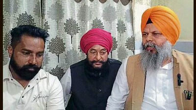 AAP councillor from Malaud, Rachhpal Singh (centre) flanked by MLA Manwinder Singh Giaspura (right) during a press conference in Ludhiana on Wednesday. (HT Photo) AAP councillor from Malaud, Rachhpal Singh (centre) flanked by MLA Manwinder Singh Giaspura (right) during a press conference in Ludhiana on Wednesday. (HT Photo)