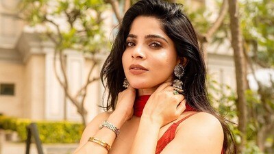 నన్ను చిలకా అంటావా అంటూ డైరెక్టర్‌పై మండిపడిన నటి.. హీరో సుడిగాలి సుధీర్ సైలెంట్‌గా ఉండటం బాధ కలిగించిందంటూ..