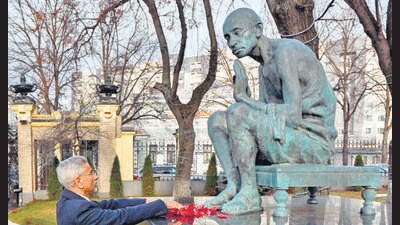EAM S Jaishankar pays floral tribute to Mahatma Gandhi in Moscow on Wednesday. (ANI) EAM S Jaishankar pays floral tribute to Mahatma Gandhi in Moscow on Wednesday. (ANI)