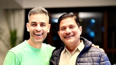 Ankur Warikoo with his driver, Dayanand Bhaiya. (X/@warikoo) Ankur Warikoo with his driver, Dayanand Bhaiya. (X/@warikoo)