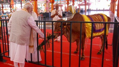 <p>సత్యసాయి జయంతి సందర్బంగా, రైతులకు అందించే గోదాన కార్యక్రమం లోభాగంగా నలుగురు రైతులకు గోదానం చేశారు. ఆ తర్వాత ప్రధాని మోదీకి ఆలయ పూజారులు వేద ఆశీస్సులు ఇచ్చారు.</p> 
