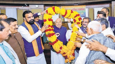 Leaders felicitate Bihar Chief Minister Nitish Kumar in Patna on Wednesday. (ANI) Leaders felicitate Bihar Chief Minister Nitish Kumar in Patna on Wednesday. (ANI)