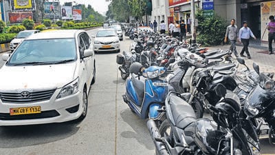 The Civilian Report option was used by Mumbaiites largely to flag vehicles parked on footpaths or in no-parking zones. (Pratik Chorge/HT Photo) The Civilian Report option was used by Mumbaiites largely to flag vehicles parked on footpaths or in no-parking zones. (Pratik Chorge/HT Photo)