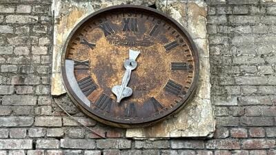 The unchanging clock in the ever-changing CP continues to mutely revel in its timelessness. (HT Photo) The unchanging clock in the ever-changing CP continues to mutely revel in its timelessness. (HT Photo)