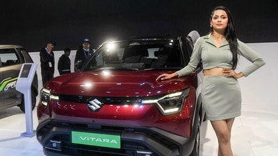 <p>మారుతీ సుజుకీ ఇ విటారా 2025 ఆటో ఎక్స్ పోలో అరంగేట్రం చేసింది. ప్రస్తుతానికి భారత మార్కెట్లో అమ్మకానికి వచ్చే మోడల్ స్పెసిఫికేషన్లు ఇంకా తెలియదు. ఏదేమైనా, మనకు తెలిసిన విషయం ఏంటంటే, మారుతీ సుజుకీ డిసెంబర్ 2న ఇ విటారాను విడుదల చేయనుంది. 500 కిలోమీటర్ల వరకు రేంజ్తో రెండు బ్యాటరీ ప్యాక్లు ఆఫర్లో ఉండవచ్చు. ఇది హార్టెక్ట్-ఇ అనే ఈవీ ప్లాట్ఫామ్పై ఆధారపడి ఉంటుంది. </p> <p>మారుతీ సుజుకీ ఇ విటారా 2025 ఆటో ఎక్స్ పోలో అరంగేట్రం చేసింది. ప్రస్తుతానికి భారత మార్కెట్లో అమ్మకానికి వచ్చే మోడల్ స్పెసిఫికేషన్లు ఇంకా తెలియదు. ఏదేమైనా, మనకు తెలిసిన విషయం ఏంటంటే, మారుతీ సుజుకీ డిసెంబర్ 2న ఇ విటారాను విడుదల చేయనుంది. 500 కిలోమీటర్ల వరకు రేంజ్తో రెండు బ్యాటరీ ప్యాక్లు ఆఫర్లో ఉండవచ్చు. ఇది హార్టెక్ట్-ఇ అనే ఈవీ ప్లాట్ఫామ్పై ఆధారపడి ఉంటుంది. </p>