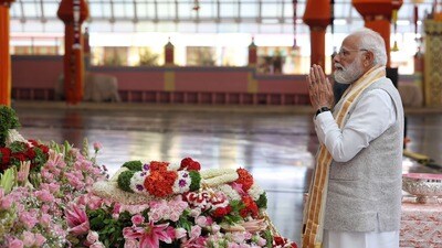 <p>భగవాన్ శ్రీ సత్యసాయి సమాధికి పుష్పాలతో ప్రధాని మోదీ నివాళులు అర్చించారు. శ్రీ సత్యసాయి మహా సమాధి, బంగారు విగ్రహం వద్ద ప్రధాని మోడీ ప్రత్యేక పూజలు నిర్వహించారు. అనంతరం పండితులు ఆయనకు వేద ఆశీర్వచనం అందజేశారు. </p> 