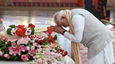 <p>సత్యసాయి మహా సమాధి వద్ద ప్రధాని మోదీ</p> 