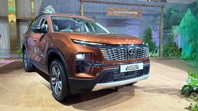<p>టాటా సఫారీ ప్రస్తుతం భారత మార్కెట్లో బ్రాండ్ విక్రయించే ప్రధాన వాహనం. టాటా మోటార్స్ ఇప్పుడు పెట్రోల్ ఇంజిన్తో సఫారీని లాంచ్ చేసేందుకు సిద్ధమవుతోంది. ఇప్పటి వరకు ఈ ఎస్యూవీ డీజిల్ ఇంజిన్తో మాత్రమే అందుబాటులో ఉంది. పెట్రోల్ ఇంజిన్ లాంచ్ అయిన తర్వాత, ప్రారంభ ధర తగ్గుతుంది. ఇది సఫారీని ఎక్కువ మంది వినియోగదారులకు అందుబాటులో ఉంచుతుంది. పెట్రోల్ ఇంజిన్తో కూడిన సఫారీ డిసెంబర్ 9న లాంచ్కానుంది.</p> <p>టాటా సఫారీ ప్రస్తుతం భారత మార్కెట్లో బ్రాండ్ విక్రయించే ప్రధాన వాహనం. టాటా మోటార్స్ ఇప్పుడు పెట్రోల్ ఇంజిన్తో సఫారీని లాంచ్ చేసేందుకు సిద్ధమవుతోంది. ఇప్పటి వరకు ఈ ఎస్యూవీ డీజిల్ ఇంజిన్తో మాత్రమే అందుబాటులో ఉంది. పెట్రోల్ ఇంజిన్ లాంచ్ అయిన తర్వాత, ప్రారంభ ధర తగ్గుతుంది. ఇది సఫారీని ఎక్కువ మంది వినియోగదారులకు అందుబాటులో ఉంచుతుంది. పెట్రోల్ ఇంజిన్తో కూడిన సఫారీ డిసెంబర్ 9న లాంచ్కానుంది.</p>