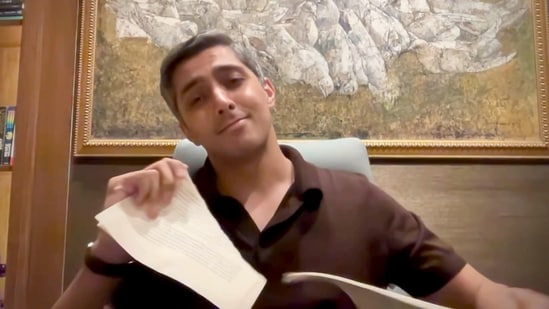 Multan Sultans owner Ali Tareen tears the PSL's legal notice in half. (X)