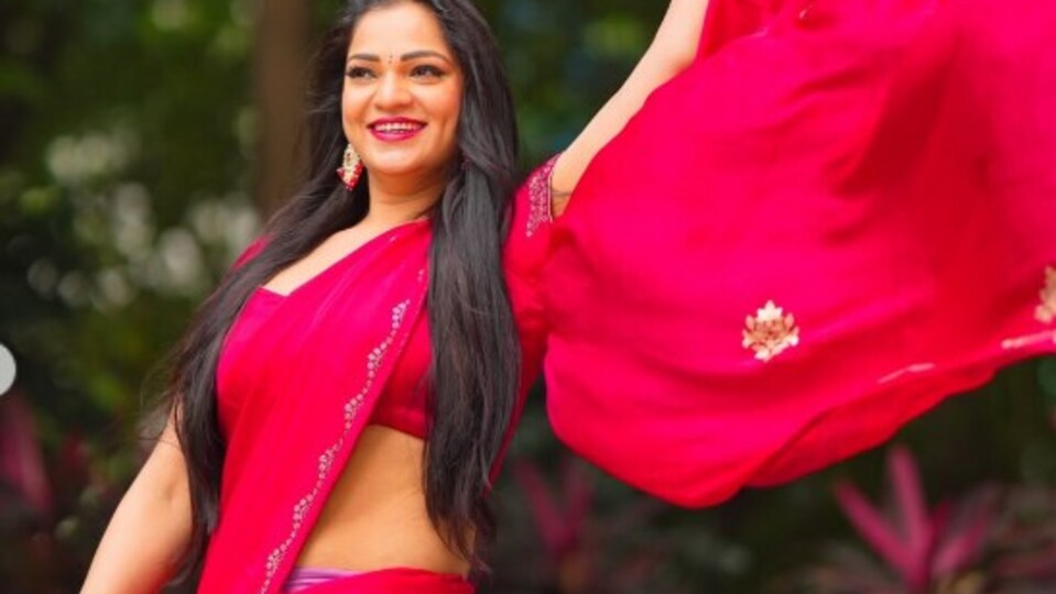 <p>చీరలో అశ్విని అందాలకు ఫ్యాన్స్ ఫిదా అవుతున్నారు. క్యూట్, మై స్ట్రెస్ బస్టర్ అంటూ కామెంట్లు పెడుతున్నారు. </p>(instagram-Ashwini Sree)