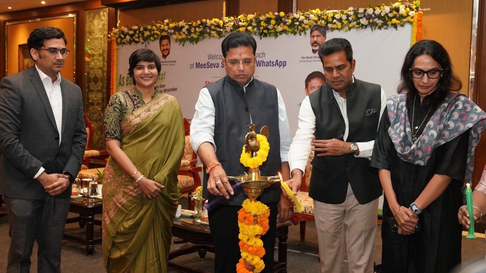 <p>మెటా, మీసేవా సంయుక్త భాగస్వామ్యంలో తెలంగాణ ప్రభుత్వం ప్రతిష్టాత్మకంగా తీసుకొచ్చిన ‘వాట్సాప్​లో మీసేవ’ సర్వీసులను ఐటీశాఖ మంత్రి శ్రీధర్​ బాబు మంగళవారం లాంఛనంగా ప్రారంభించారు. </p>