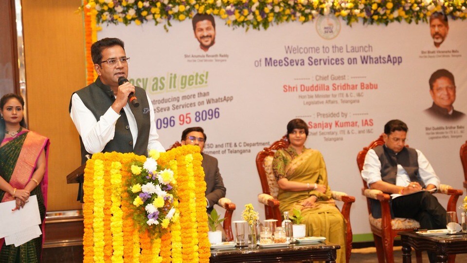 <p>ఈ సందర్భంగా ఆయన మాట్లాడుతూ.. సాంకేతికత సాయంతో పౌరసేవలను వారి ముంగిటకే చేరుస్తూ తెలంగాణ ‘గుడ్‌ గవర్నెన్స్‌’ వైపు అడుగులు వేస్తోందన్నారు. ప్రస్తుతం ఈ సేవలు ఆంగ్లంలో అందుబాటులో ఉన్నాయని…. త్వరలోనే తెలుగు, ఉర్దూ భాషల్లోనూ తీసుకొస్తామని ప్రకటించారు. </p>