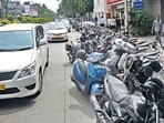 The Civilian Report option was used by Mumbaiites largely to flag vehicles parked on footpaths or in no-parking zones. (Pratik Chorge/HT Photo)