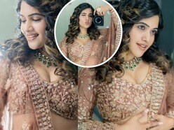 <p>హాట్ లుక్స్ తో, క్యూట్ పోజులతో అదరగొడుతోంది యాంకర్ స్రవంతి చొక్కారపు. ఆమె లేటెస్ట్ పిక్స్ వైరల్ గా మారాయి. </p>