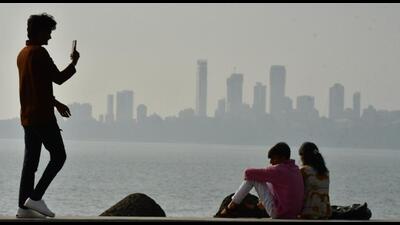 Mumbai, India – 20, Nov 2025: Haze over the city skyline at Marine Drives, in Mumbai, India, on Thursday, Nov 20, 2025. (Photo by Bhushan Koyande/HT Photo) Mumbai, India – 20, Nov 2025: Haze over the city skyline at Marine Drives, in Mumbai, India, on Thursday, Nov 20, 2025. (Photo by Bhushan Koyande/HT Photo)