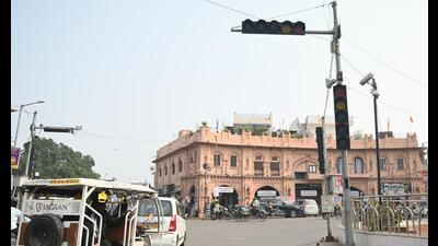 Non-functional traffic signals at the Qaiserbagh crossing on Thursday. (Mushtaq Ali/HT Photo) Non-functional traffic signals at the Qaiserbagh crossing on Thursday. (Mushtaq Ali/HT Photo)