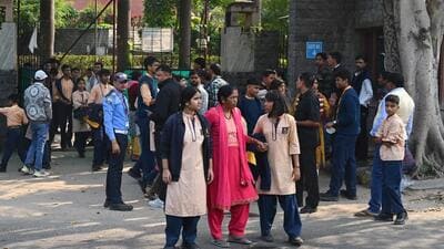 Students of Sanskriti School are evacuated on Thursday morning. (Vipin Kumar/HT Photo) Students of Sanskriti School are evacuated on Thursday morning. (Vipin Kumar/HT Photo)