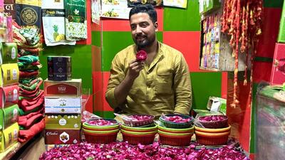 Syed Shahnawaz is manning the rose stall at the historic Sufi shrine of Hazrat Sarmad Shahid in Old Delhi. (HT) Syed Shahnawaz is manning the rose stall at the historic Sufi shrine of Hazrat Sarmad Shahid in Old Delhi. (HT)