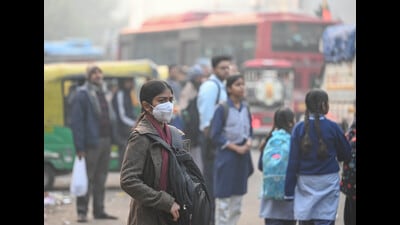 The 24-hour average air quality Index (AQI) stood at 391 (very poor) at 4 pm (RAJ K RAJ /HT PHOTO)
