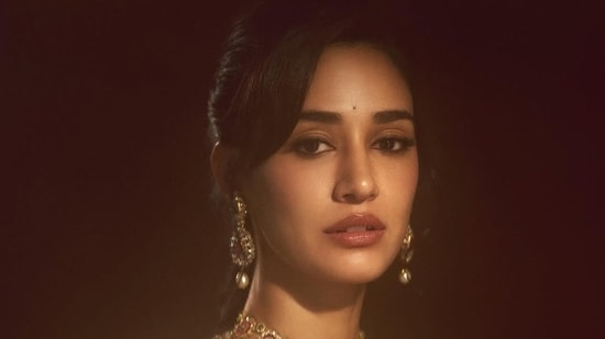 Disha Patani flaunts a gorgeous golden saree from Manish Malhotra. (Instagram/dishapatani)