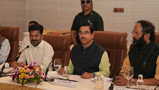 కేంద్రమంత్రితో సీఎం రేవంత్ రెడ్డి సమావేశం