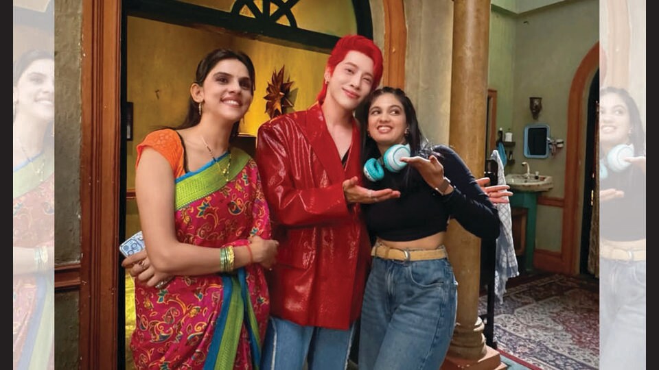 Aoora in Saas Bahu Aur Swaad was the K-pop cameo we never knew we needed. (INSTAGRAM/AOORA69)