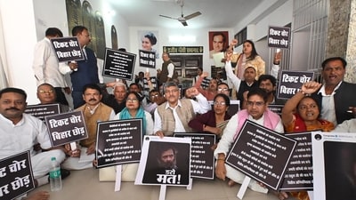 Congress workers protest against the state party chief and the party’s Bihar in-charge. (Santosh Kumar/ Hindustan Times)