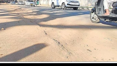 The incident has reignited anger over the city’s unfinished road repairs. (HT Photo) The incident has reignited anger over the city’s unfinished road repairs. (HT Photo)