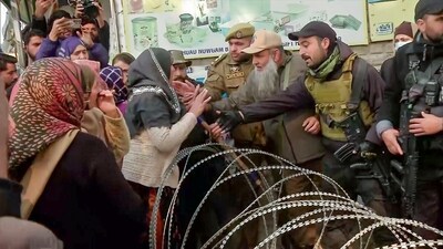 Family members of the blast victims attempting to enter the area near Nowgam police station after it was cordoned off following the blast. (ANI Video Grab) Family members of the blast victims attempting to enter the area near Nowgam police station after it was cordoned off following the blast. (ANI Video Grab)