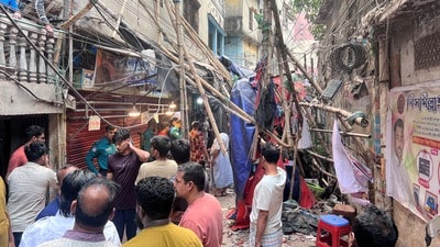 ভূমিকম্পের কারণে ভেঙে পড়া বাংলাদেশের বাড়ি। (REUTERS)