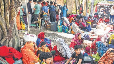 Bangladeshi nationals await their turn at the Hakimpur check post in North 24 Parganas district on Wednesday. (Samir Jana/HT)
